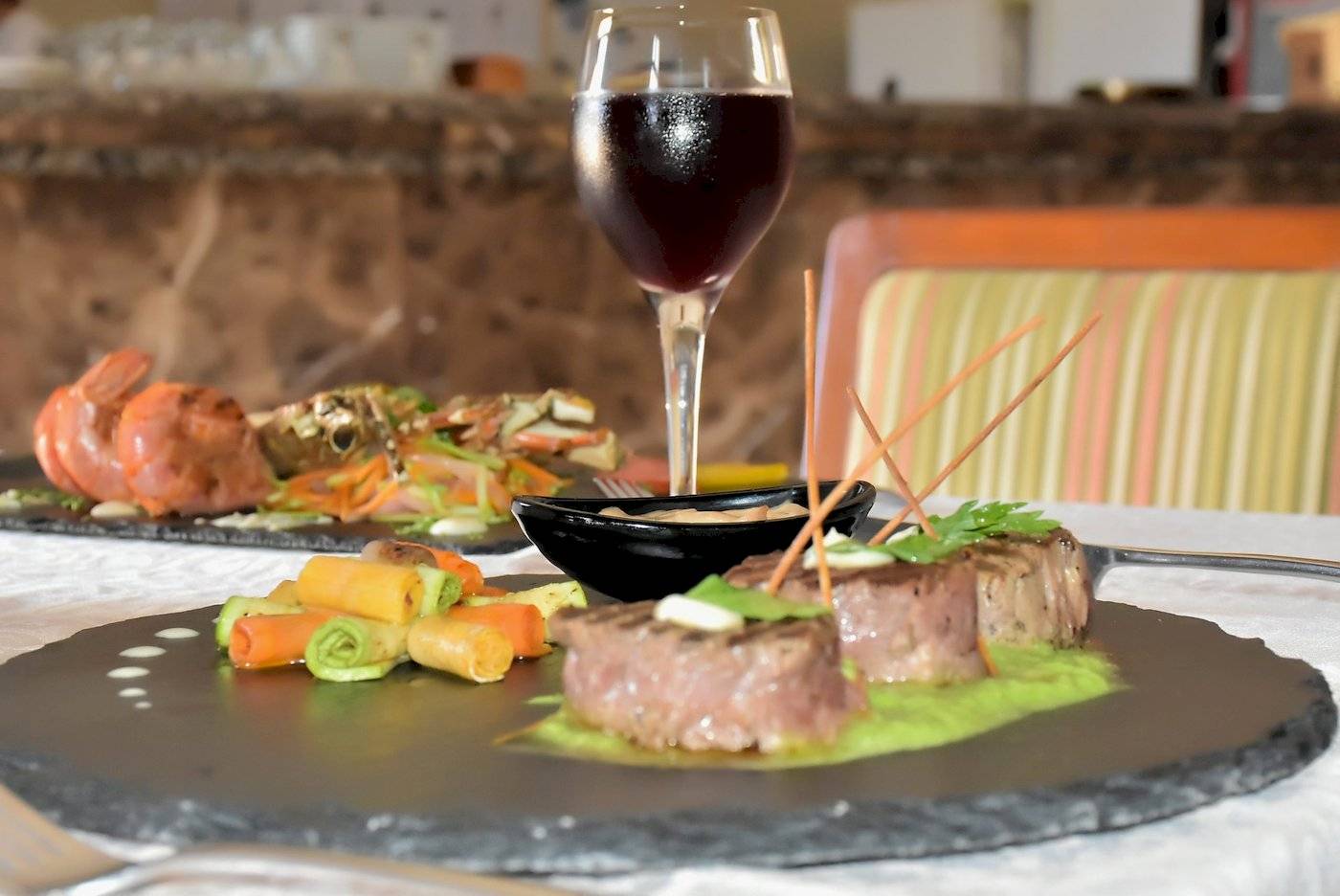 Gedeckter Tisch im Hotel Three Corners Fayrouz Plaza Beach Resort mit Gerichten und Wein