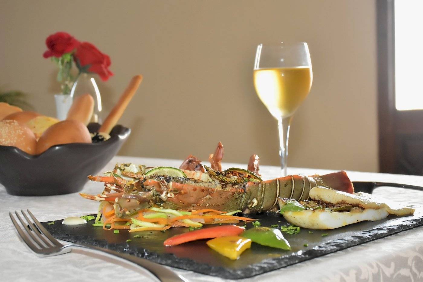 Essen vom Three Corners Fayrouz Plaza Beach Resort mit Hummer, Salat und Brot