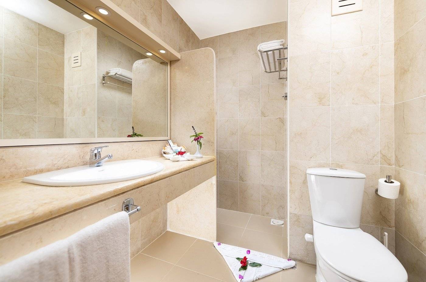 Badezimmer des Three Corners Fayrouz Plaza Beach Resort Hotels mit Waschbecken und Toilette.