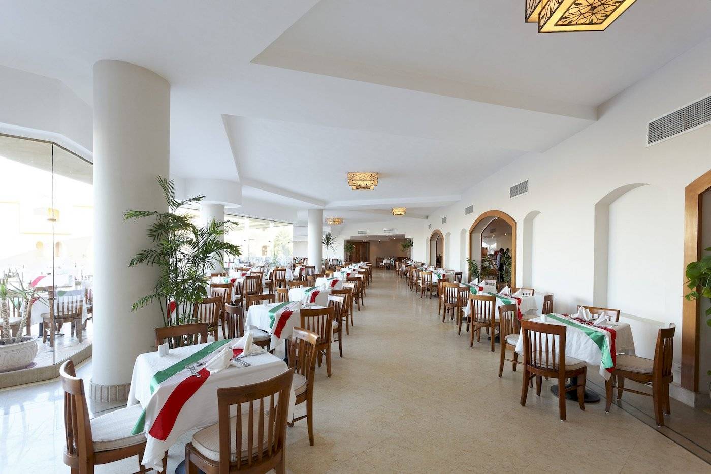 Innenbereich des Restaurants im Three Corners Fayrouz Plaza Beach Resort mit gedeckten Tischen und Stühlen