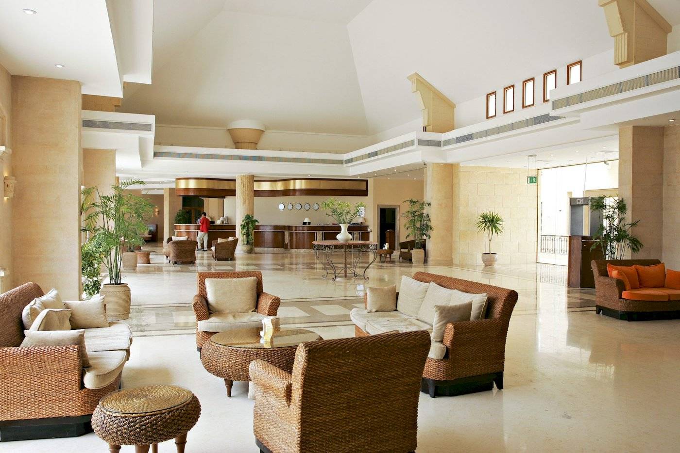 Lobby des Three Corners Fayrouz Plaza Beach Resorts mit Sofas und Tischen.