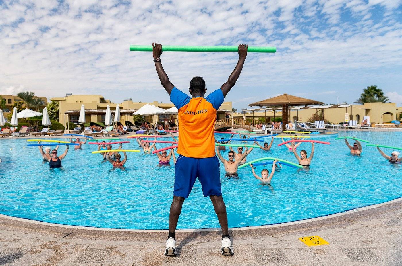 Animationskurs im Schwimmbad des Three Corners Fayrouz Plaza Beach Resort mit Teilnehmern und einem Lehrer.