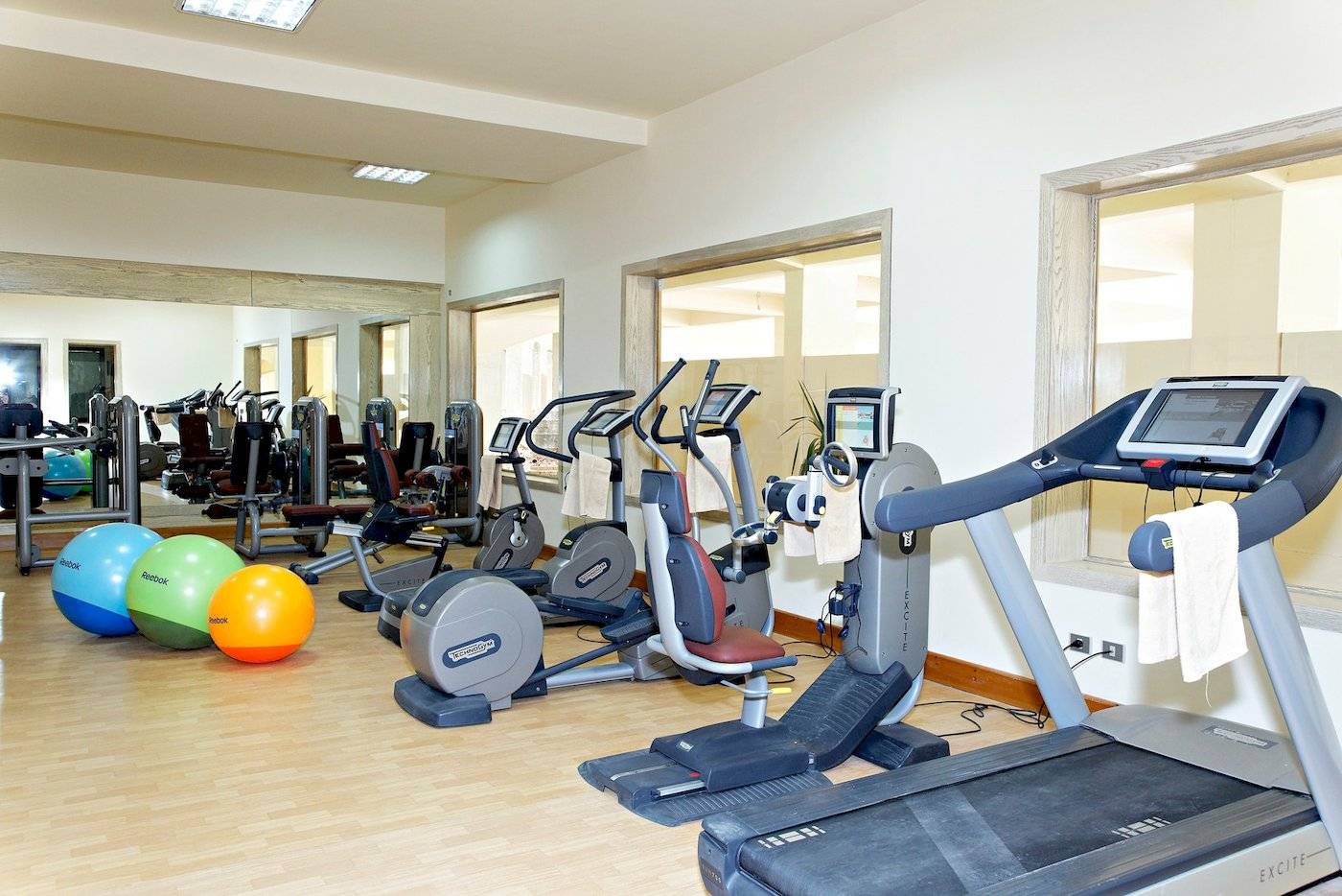 Fitnessstudio im Three Corners Fayrouz Plaza Beach Resort mit Laufband und Crosstrainern