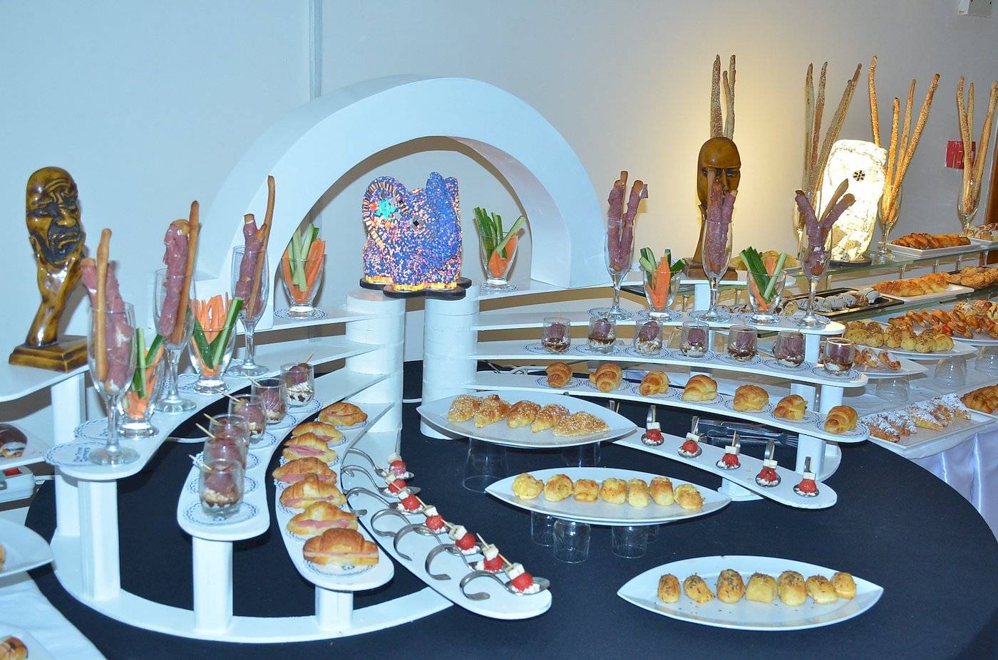 Drei-Ecken-Fayrouz-Plaza-Strandresort-Buffet-Tisch mit verschiedenen Vorspeisen und Häppchen