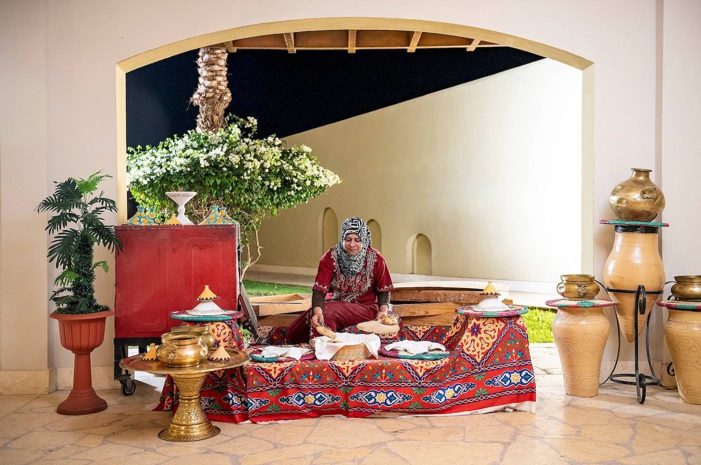 Frau im Dreiecksbogen vor Hoteltisch Dreiecks Fayrouz Plaza Beach Resort