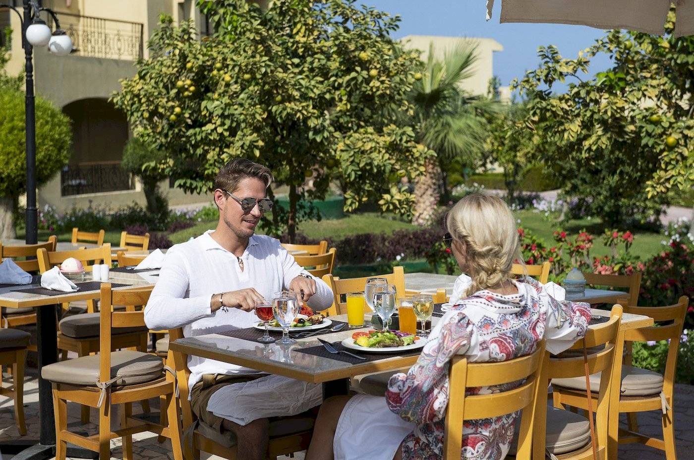 Paar im Three Corners Fayrouz Plaza Beach Resort beim Essen im Restaurant