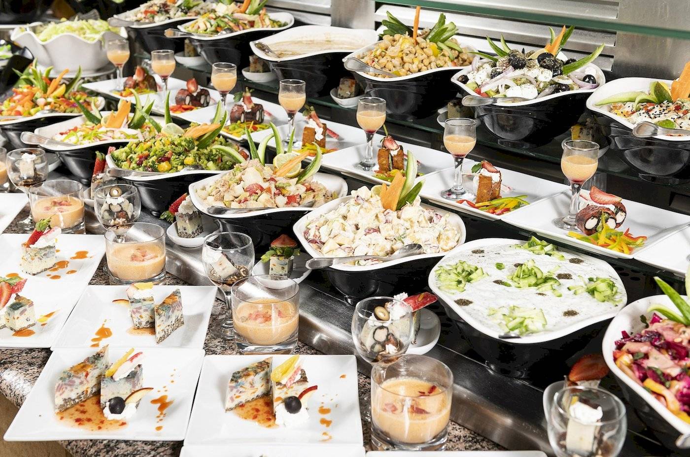 Buffet im Three Corners Fayrouz Plaza Beach Resort mit verschiedenen Gerichten und Getränken.