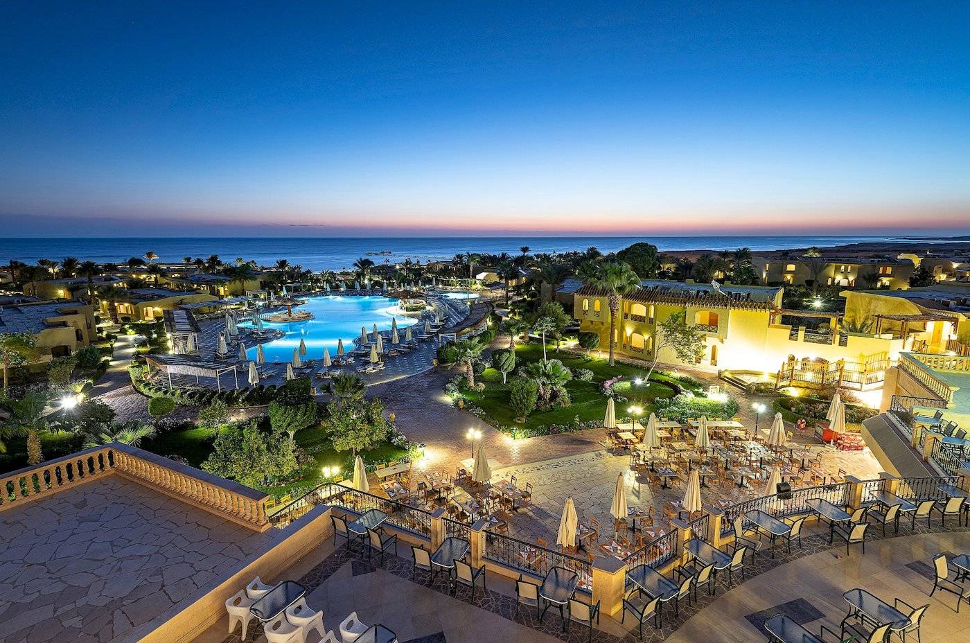 Drei-Ecken-Fayrouz-Plaza-Strandresort bei Sonnenuntergang