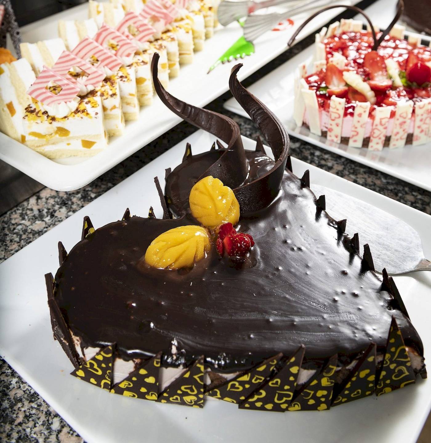 Kuchenbuffet im Drei Ecken Fayrouz Plaza Strand Resort mit verschiedenen Desserts.