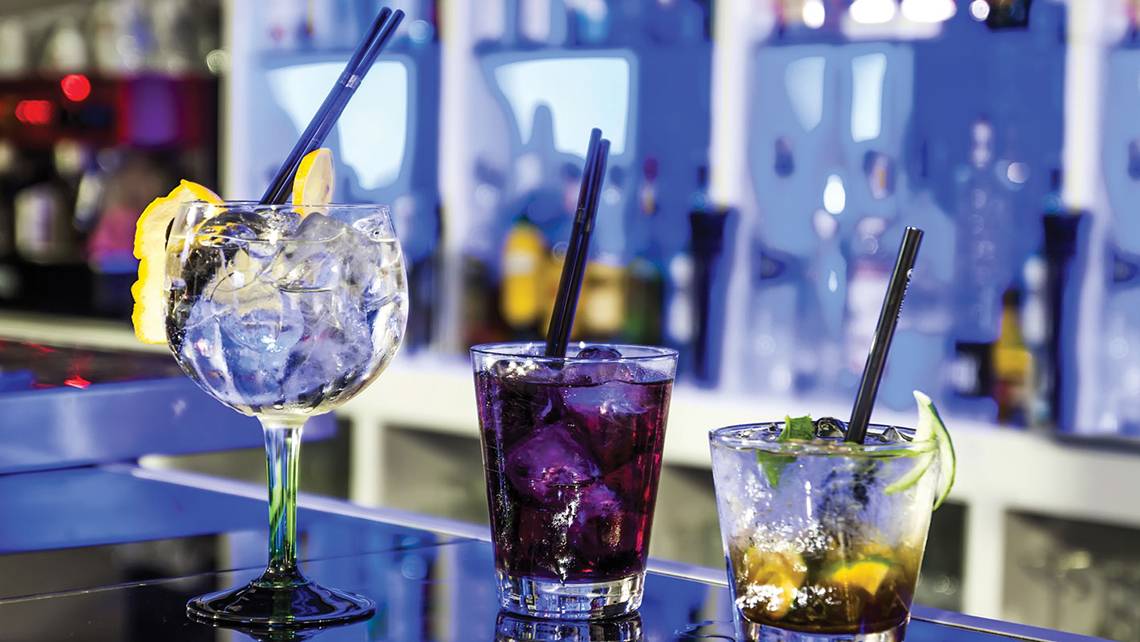 Drei verschiedene Getränke mit Strohhalmen auf einer Bar im Crystal Family Resort & Spa.