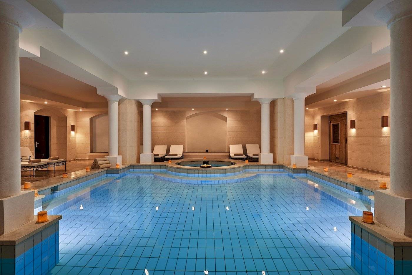 Innenpool im Steigenberger Coraya Beach Hotel mit Lounge-Bereich und Whirlpool
