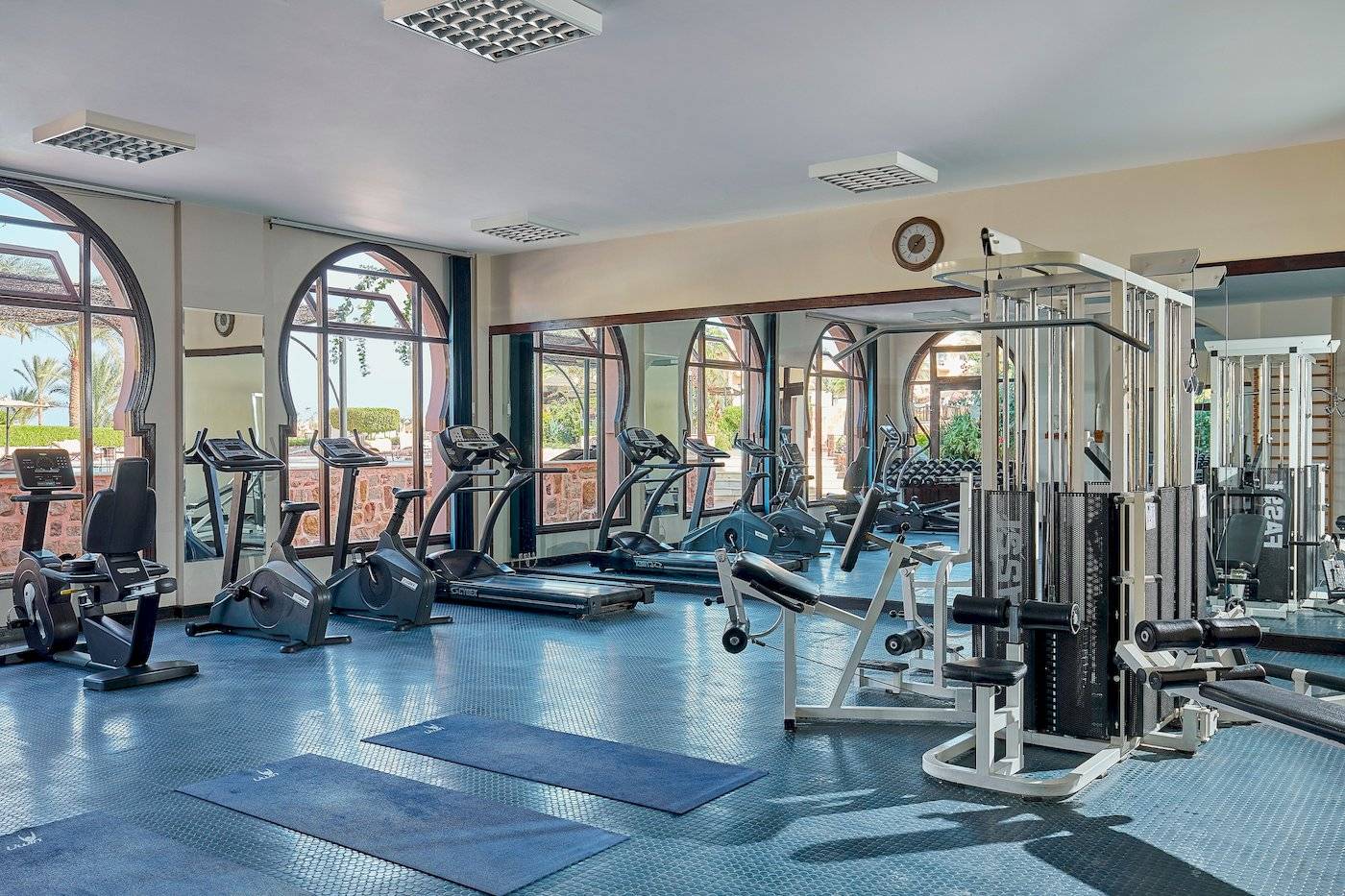 Fitnesscenter im Steigenberger Coraya Beach Hotel mit diversen Trainingsgeräten und großen Fenstern.