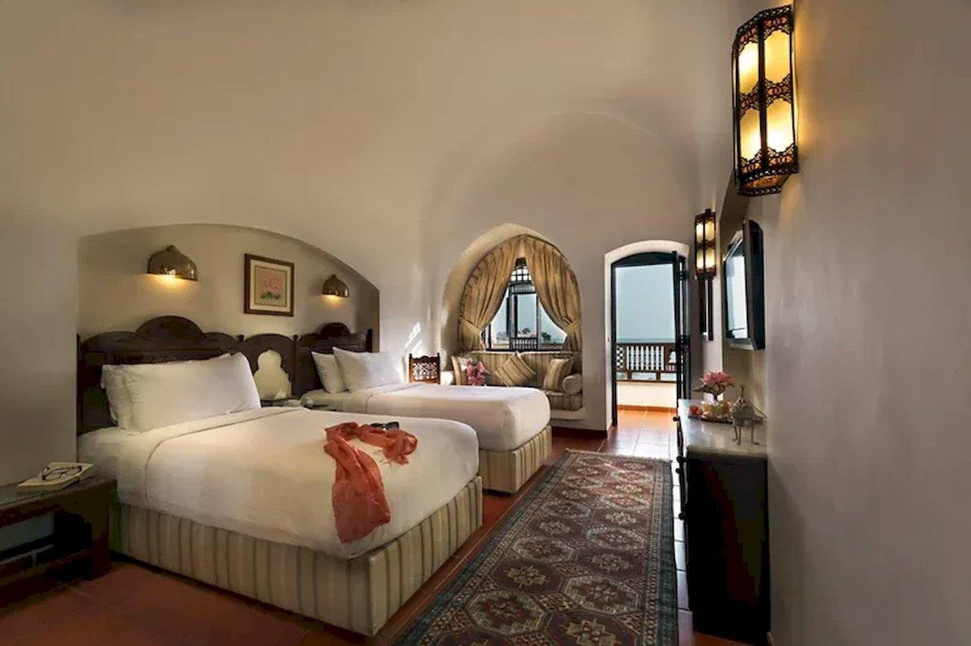 Doppelzimmer im Mövenpick Resort Sharm el Sheikh mit zwei Betten und einem Balkon