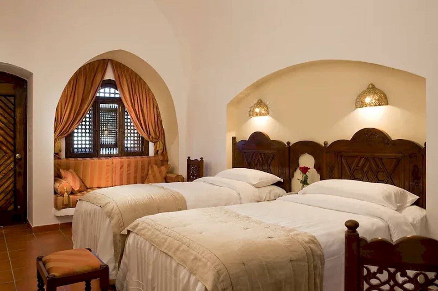 Doppelbett-Zimmer im Mövenpick Resort Sharm el Sheikh mit zwei Betten, Dekor und Fenster