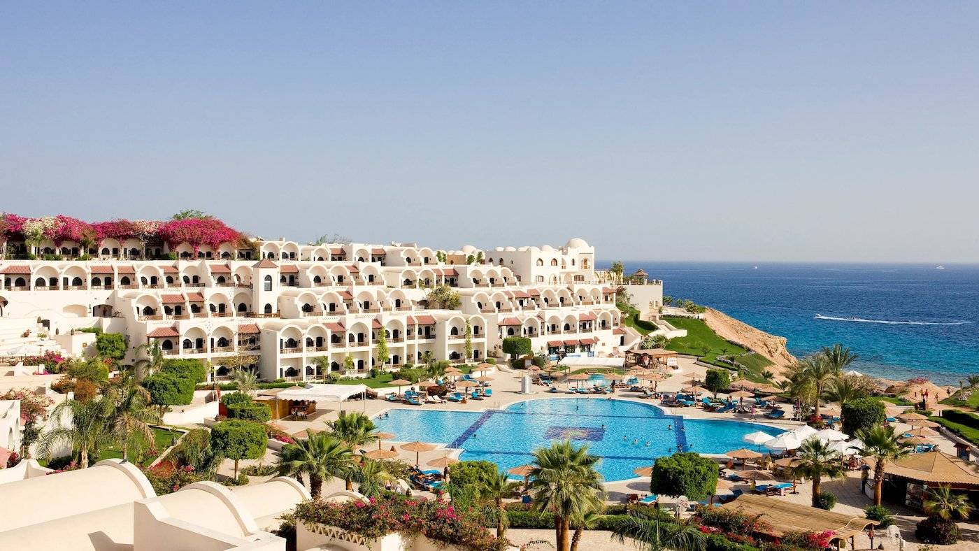 Luftaufnahme des Movenpick Resorts in Sharm el Sheikh am Meer.