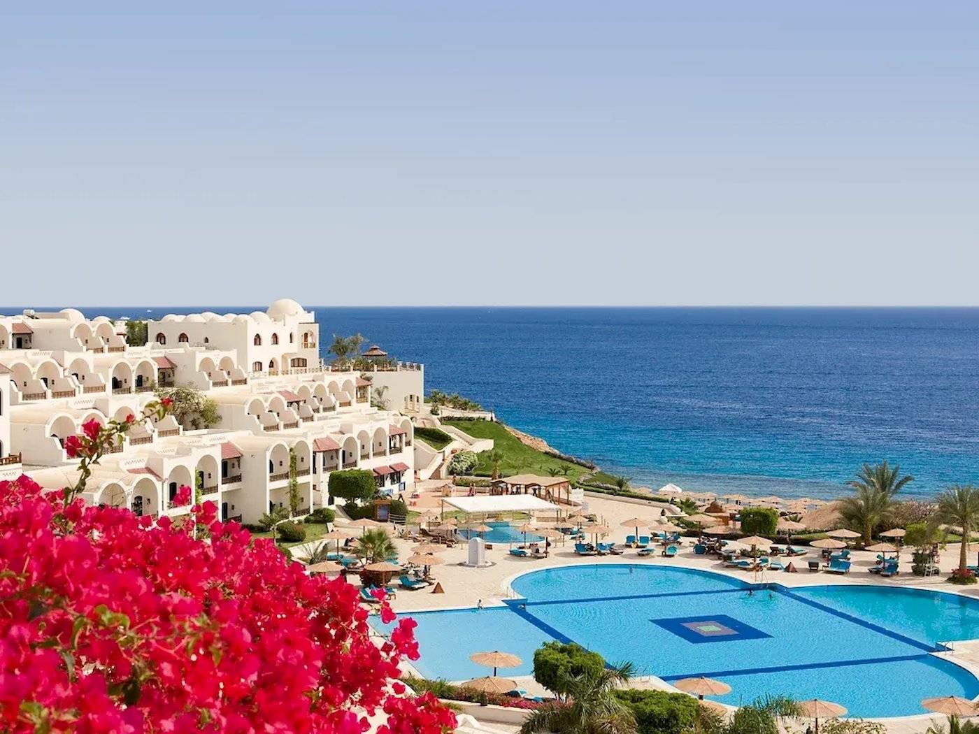 Luftaufnahme des Mövenpick Resorts Sharm el Sheikh mit Pool und Meerblick