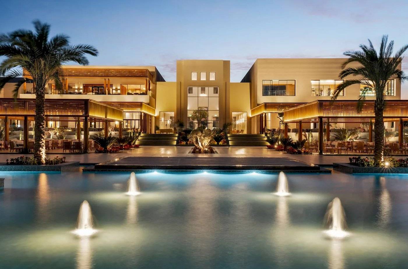 Jaz Elite Amara Hotel Abend Ansicht mit Brunnen im Vordergrund und Palmen