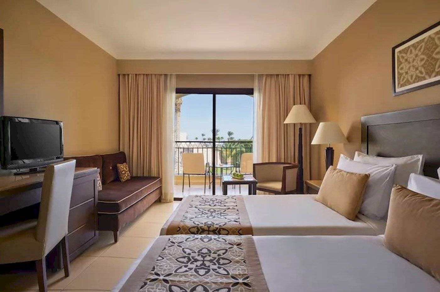 Hotelzimmer im JAZ Neo Dar El Madina mit zwei Betten und einem Balkon