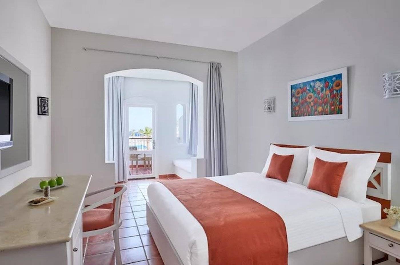 Hotelzimmer im Jaz Neo Reef Marsa mit Bett, Schreibtisch und Aussicht.
