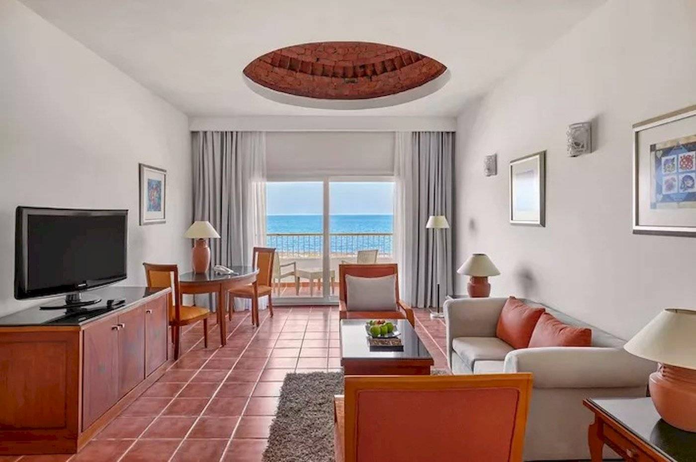 Innenansicht der Suite im JAZ Neo Reef Marsa Hotel mit Blick auf das Meer.