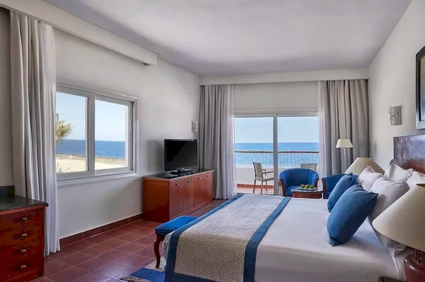Hotelzimmer mit Meerblick im JAZ Neo Reef Marsa mit Fernseher und Balkon.