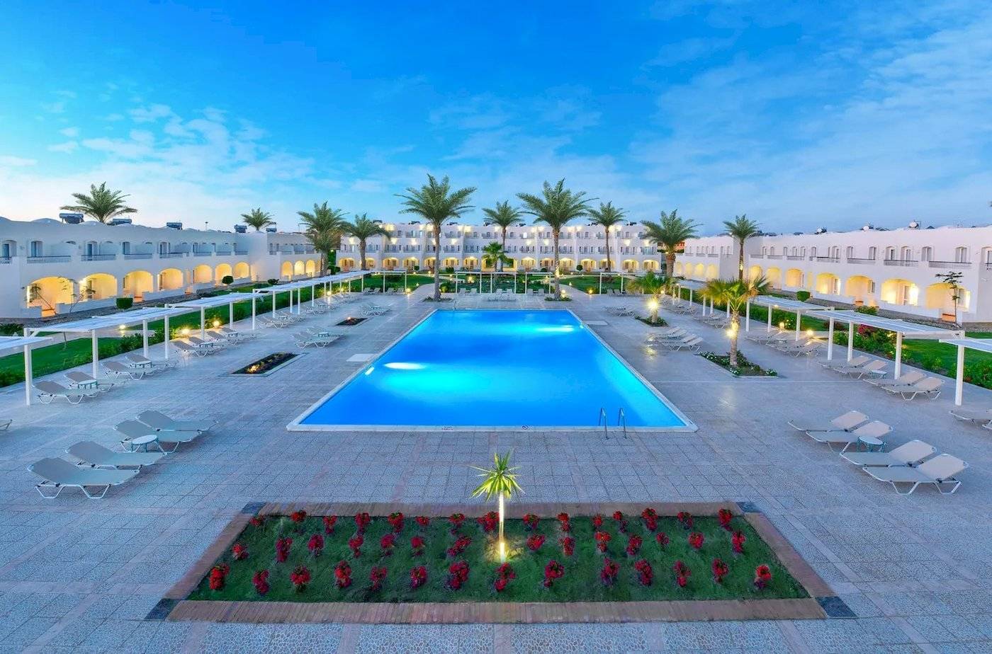 Luftaufnahme des JAZ Neo Reef Marsa Aluminium Resorts mit großem Pool und Sonnenliegen.