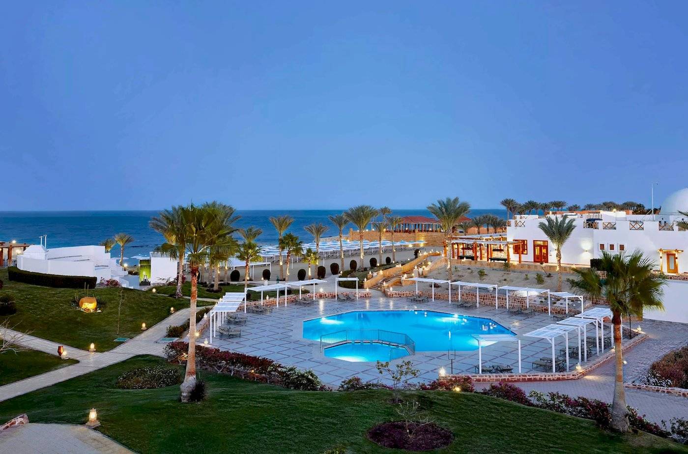 Jaz Neo Reef Marsa Alam Hotel mit Außenpool und Meerblick.