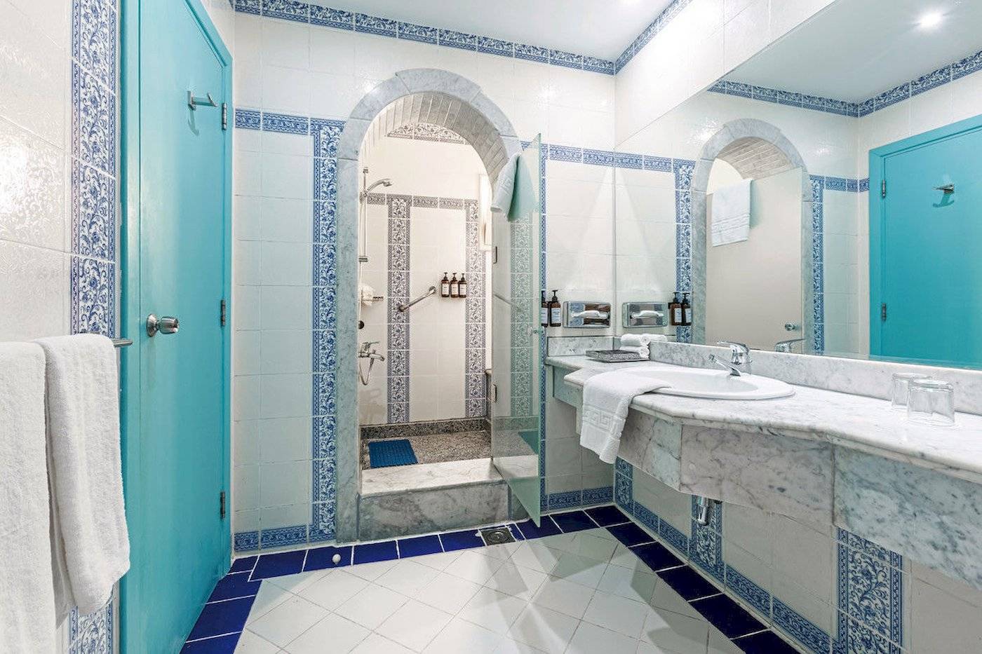 Badezimmer im Sunrise Royal Makadi Resort mit blauen Fliesen und weißen Marmor.