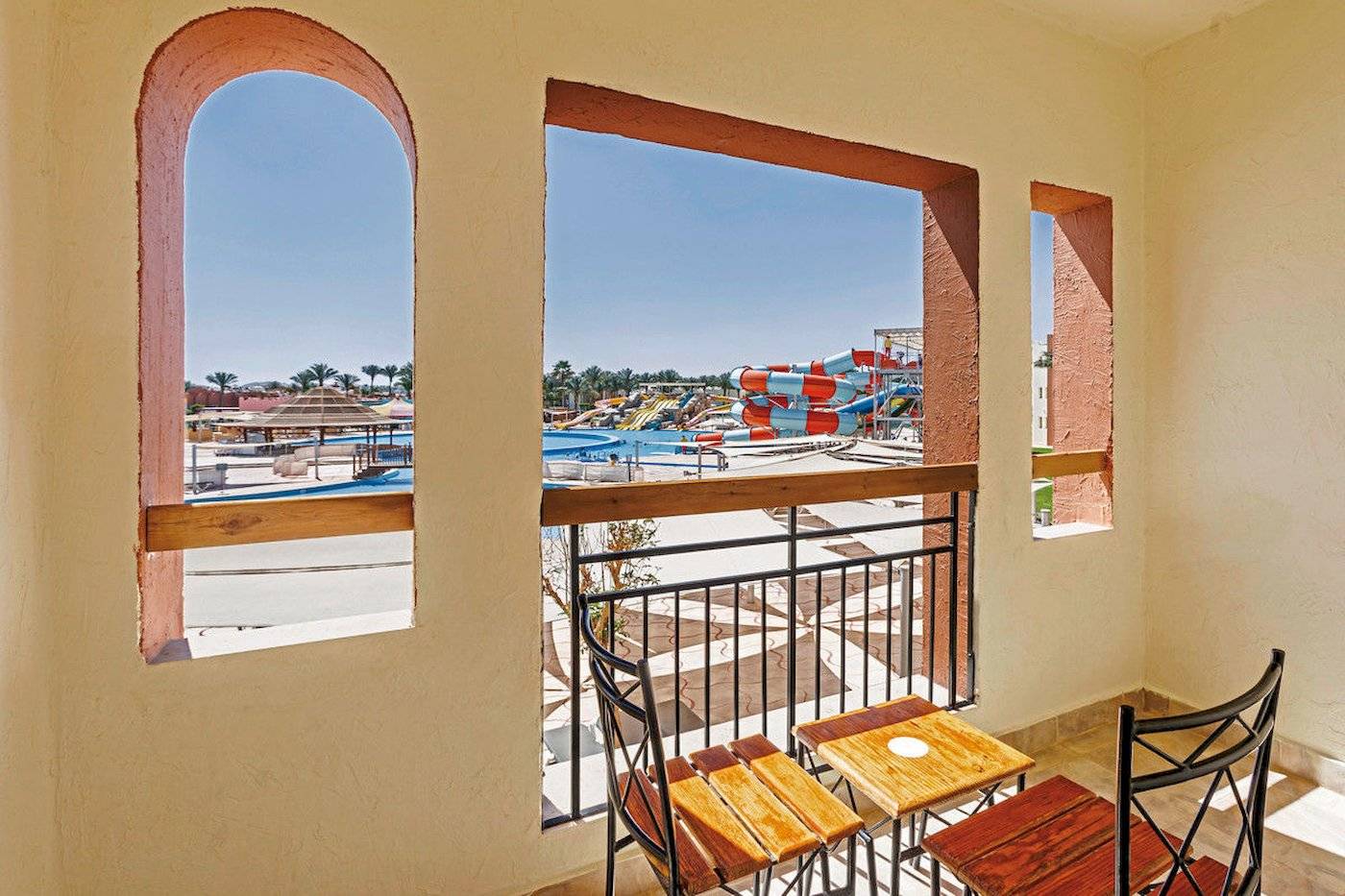 Balkon des SUNRISE Royal Makadi Resort mit Blick auf Wasserrutsche