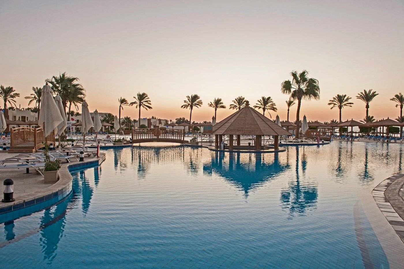 Außenpool des Sunrise Royal Makadi Resorts bei Sonnenuntergang