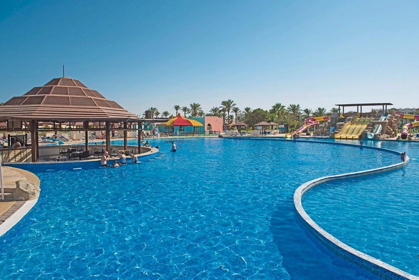 Außenbereich des Schwimmbeckens im Sunrise Royal Makadi Resort