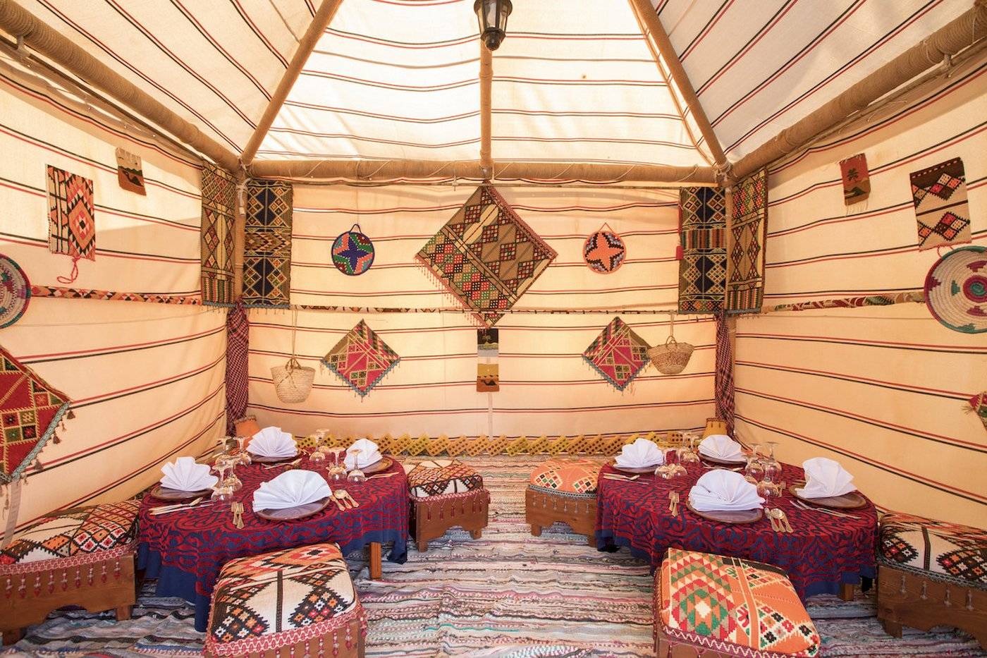 Innenbereich des Sunrise Royal Makadi Resorts mit gedeckten Tischen und traditionellen Dekorationen.