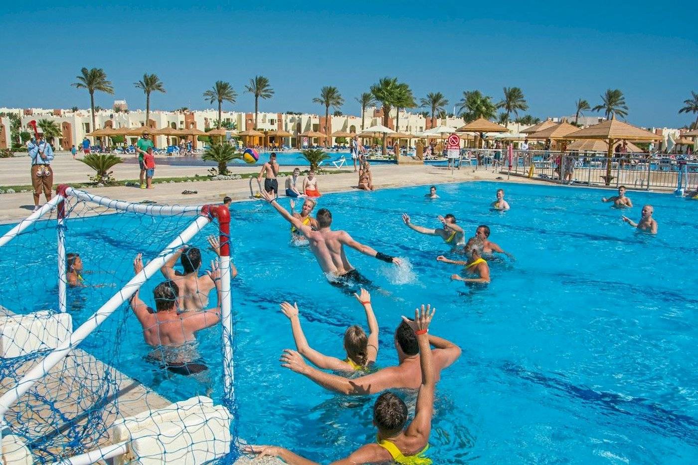 Schwimmbad-Volleyball im Sunrise Royal Makadi Resort.