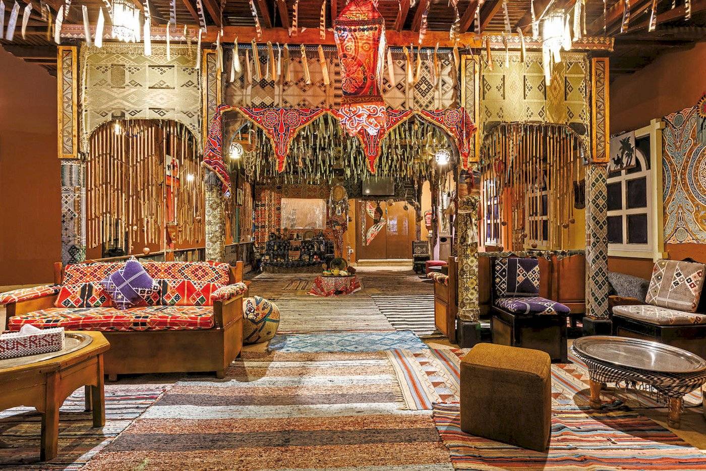 Inneneinrichtung des Sunrise Royal Makadi Resorts mit bunten Teppichen, Sofas und dekorativen Elementen.