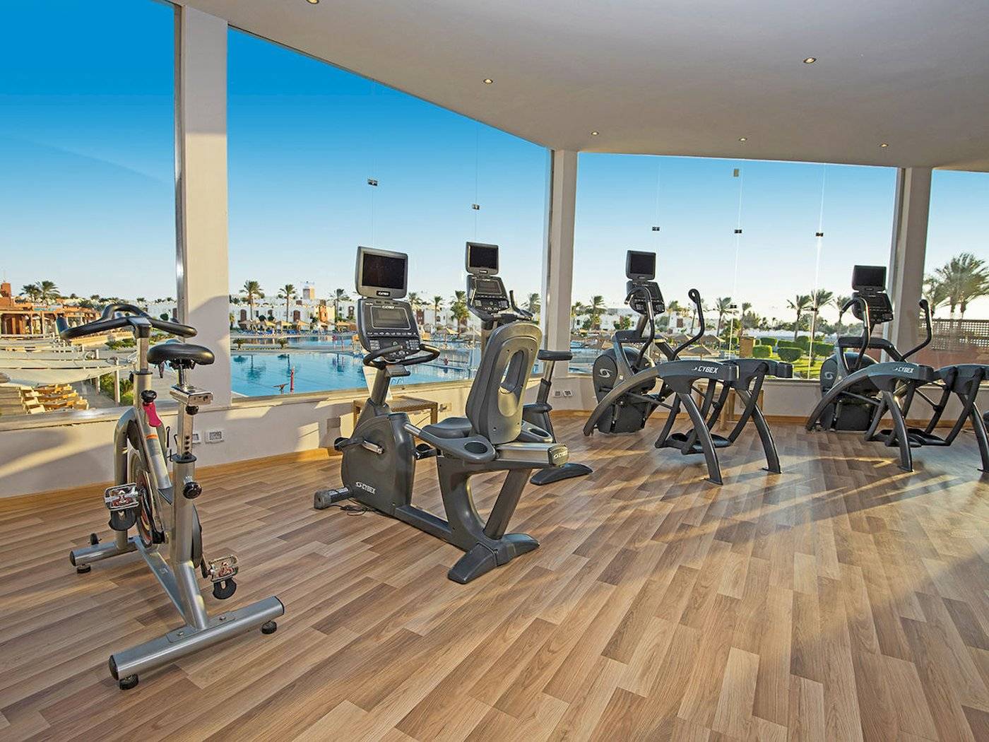 Fitnessstudio im Sunrise Royal Makadi Resort mit Blick auf den Pool.