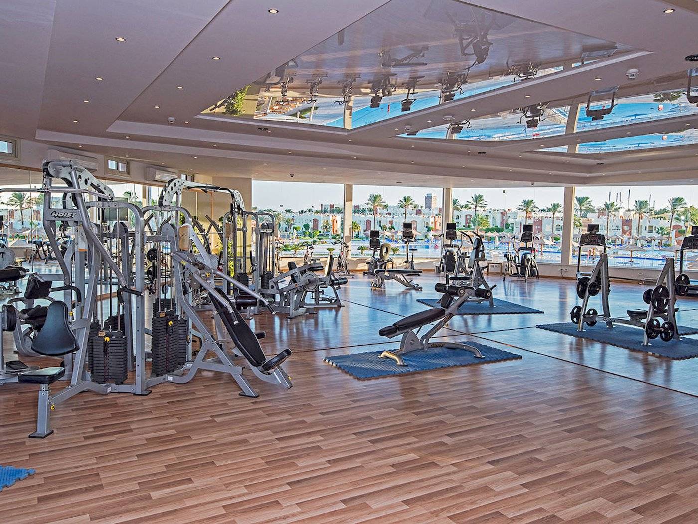 Fitness-Center im Sunrise Royal Makadi Resort mit Blick auf den Pool.