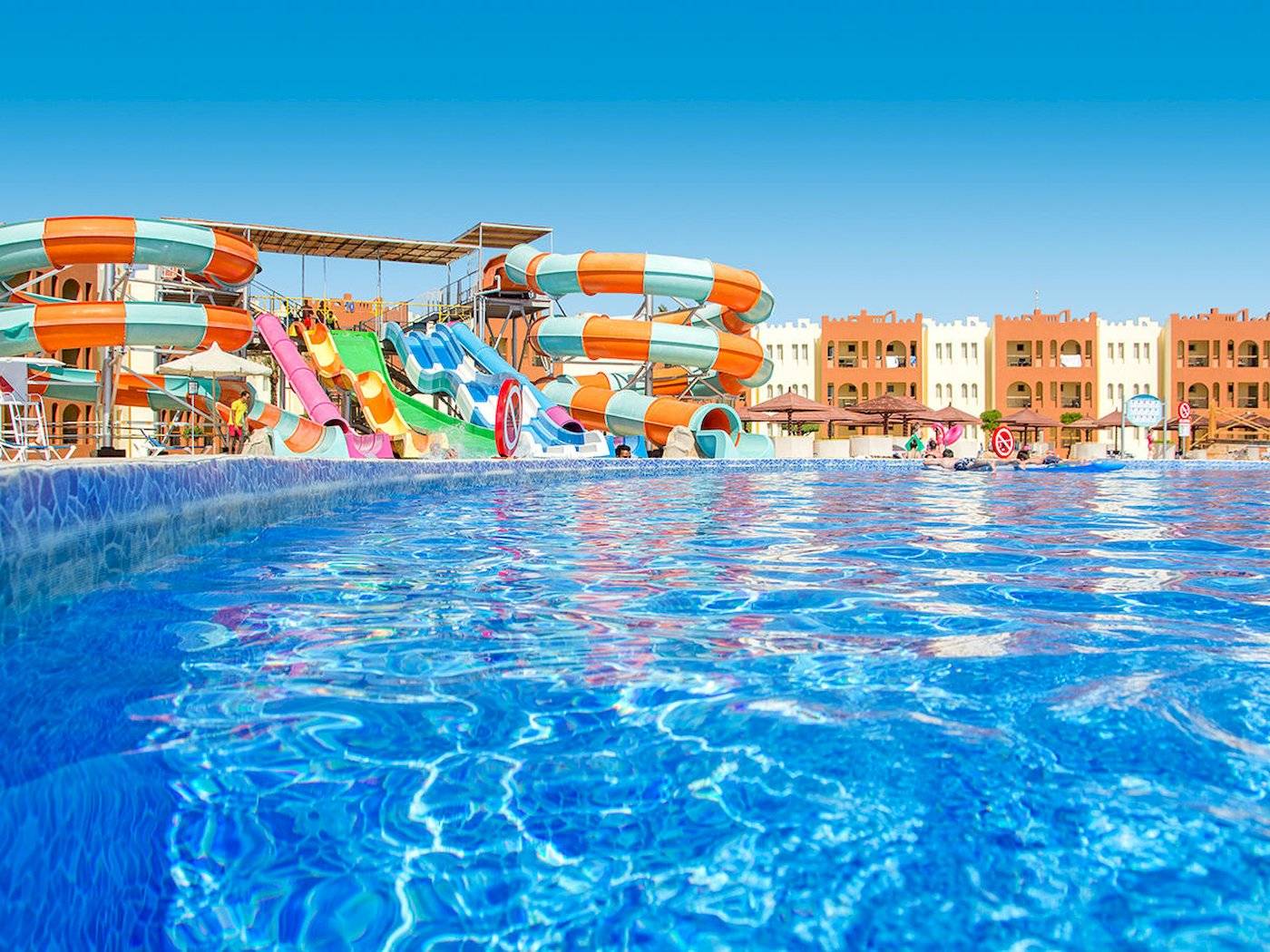Wasserrutsche und Pool im SUNRISE Royal Makadi Resort