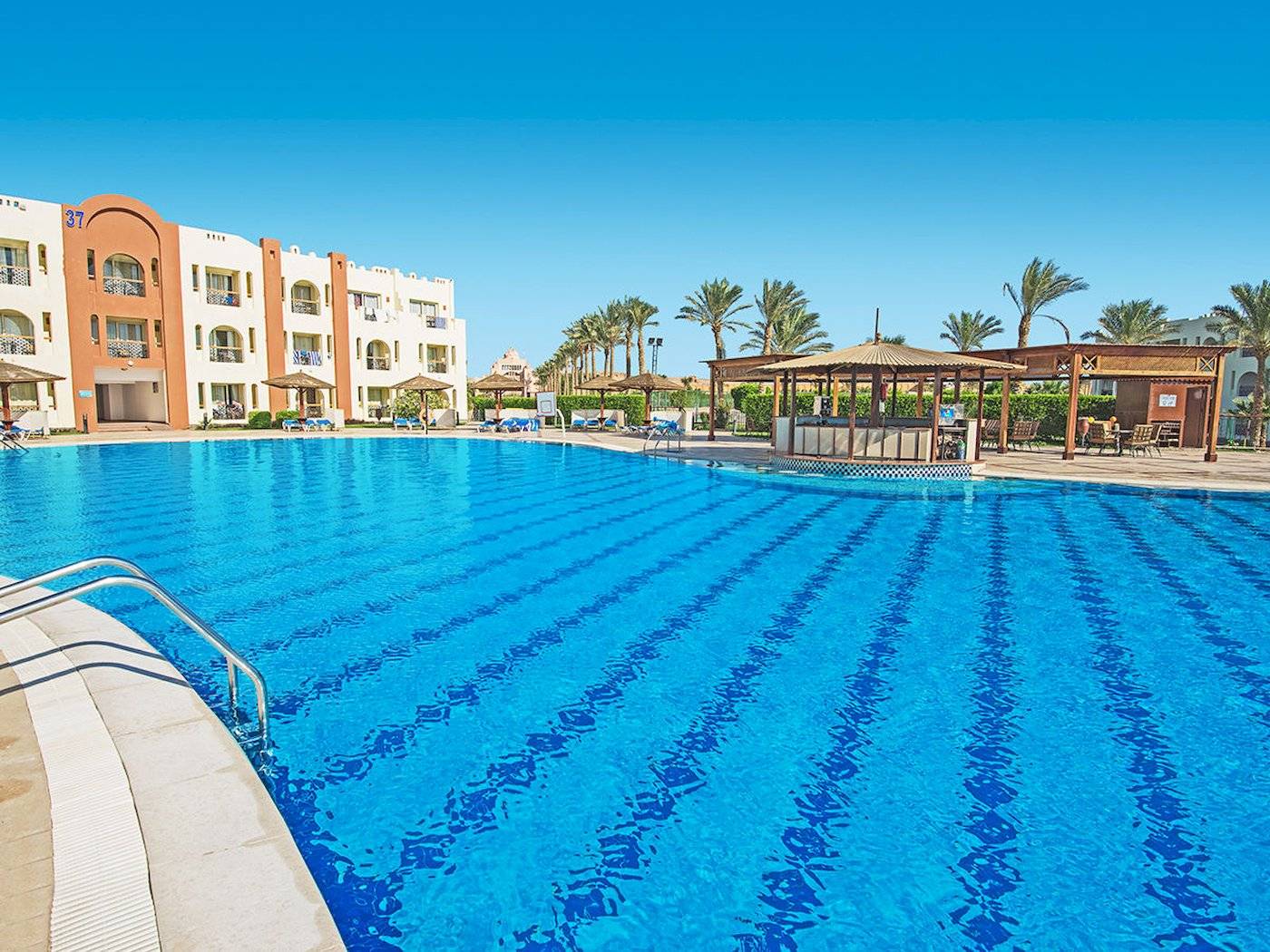 Außenpool mit Bar und Sonnenliegen im Sunrise Royal Makadi Resort