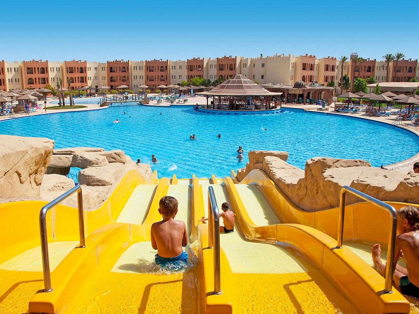 Gäste am Wasserrutsche im Sunrise Royal Makadi Resort
