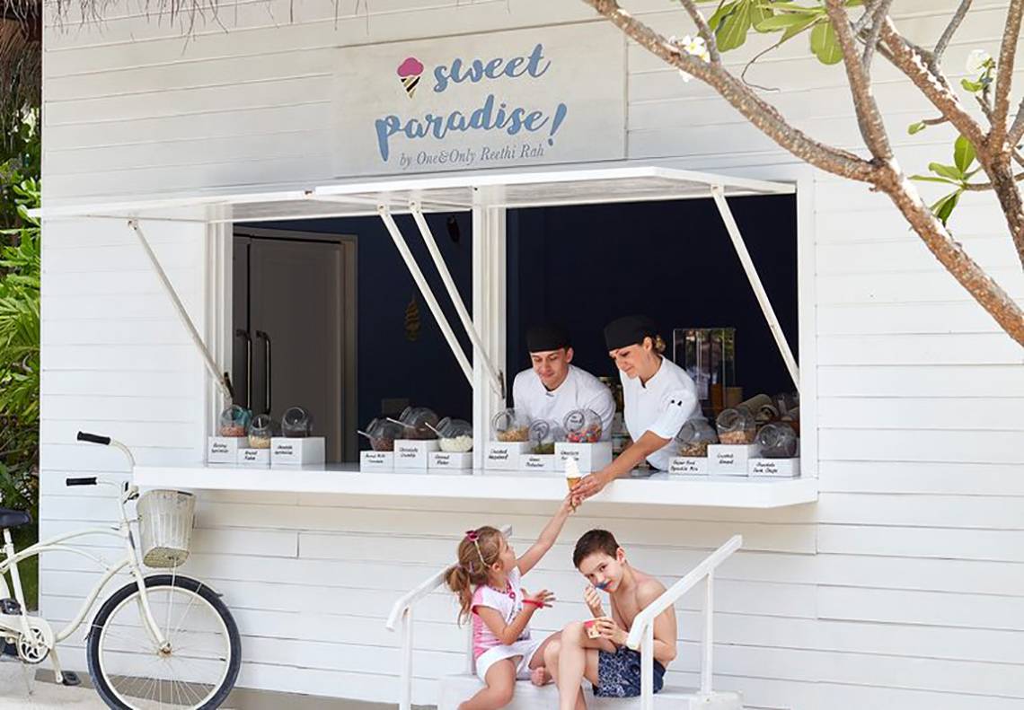 Familie genießt Eisverkauf bei Sweet Paradise im One & Only Reethi Rah