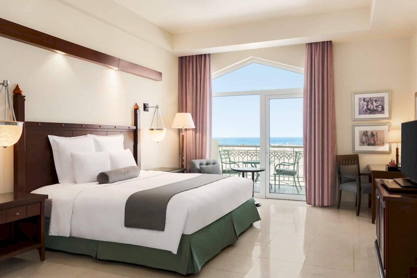 Zimmer im Wyndham Garden Salalah Mirbat Hotel mit Meerblick und Balkon.