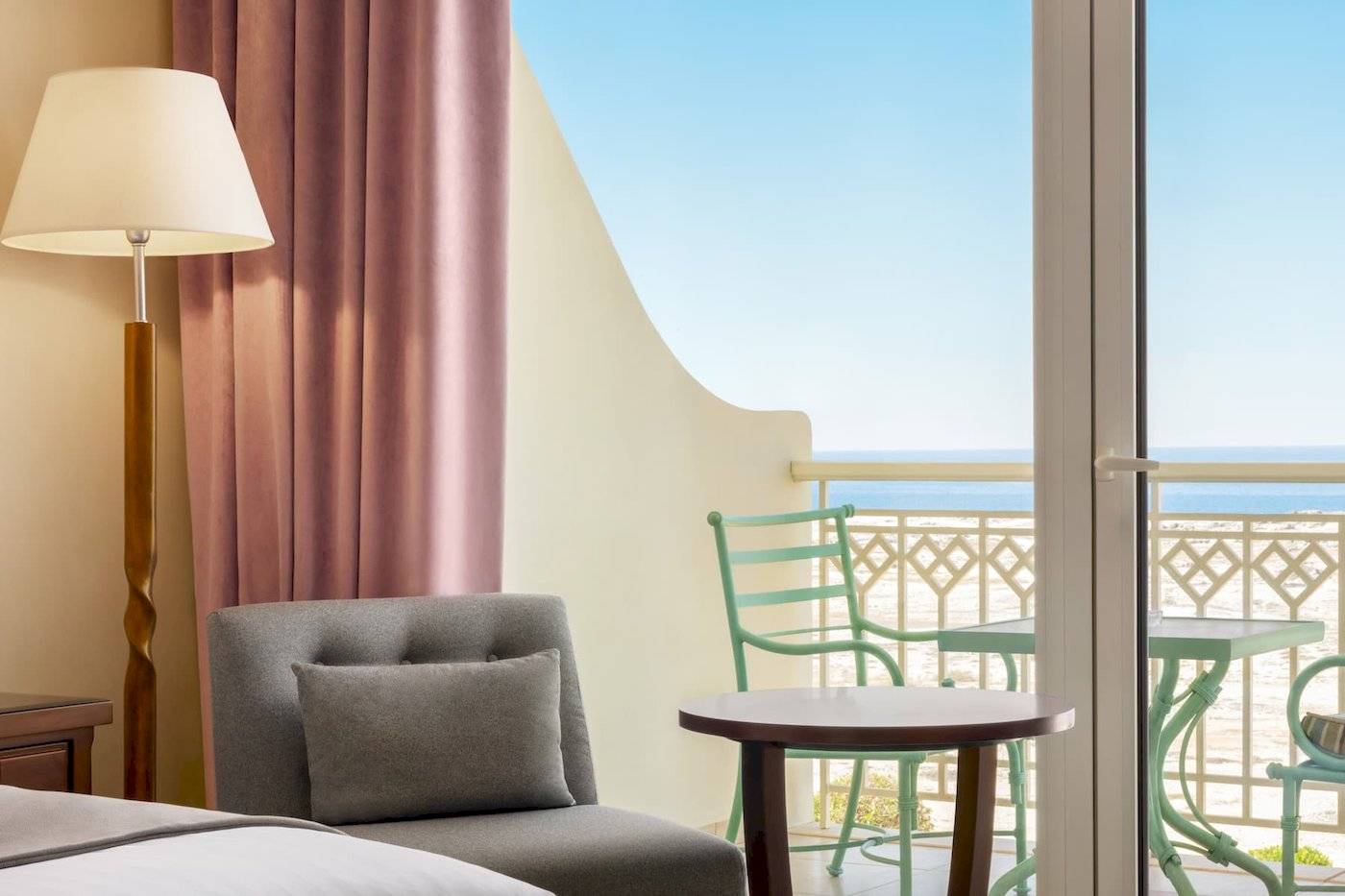 Zimmer im Wyndham Garden Salalah Mirbat Hotel mit Blick auf den Balkon und das Meer