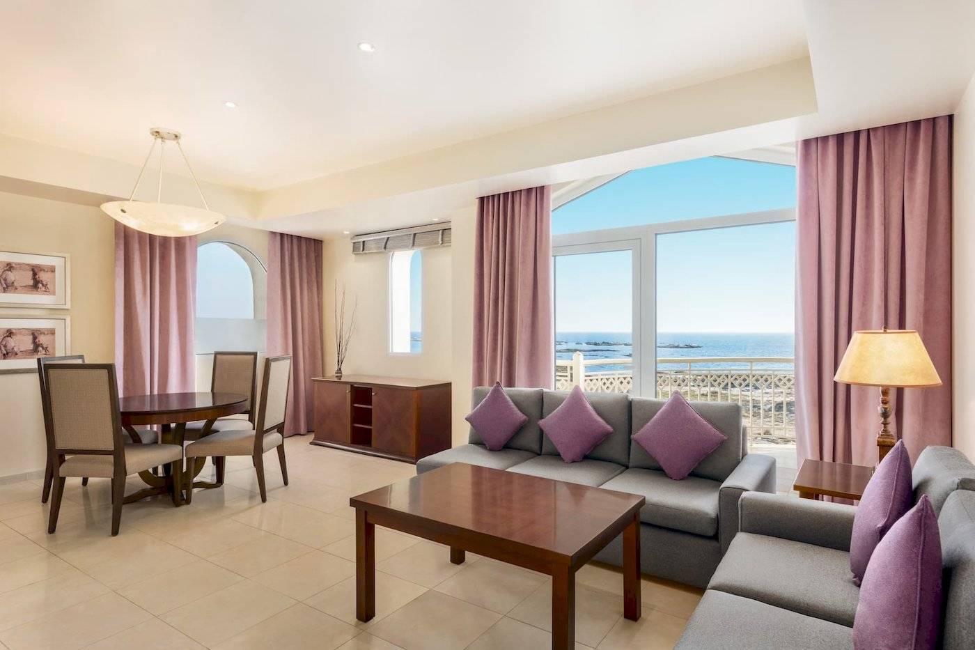 Wohnzimmer im Wyndham Garden Salalah Mirbat Hotel mit Blick auf das Meer