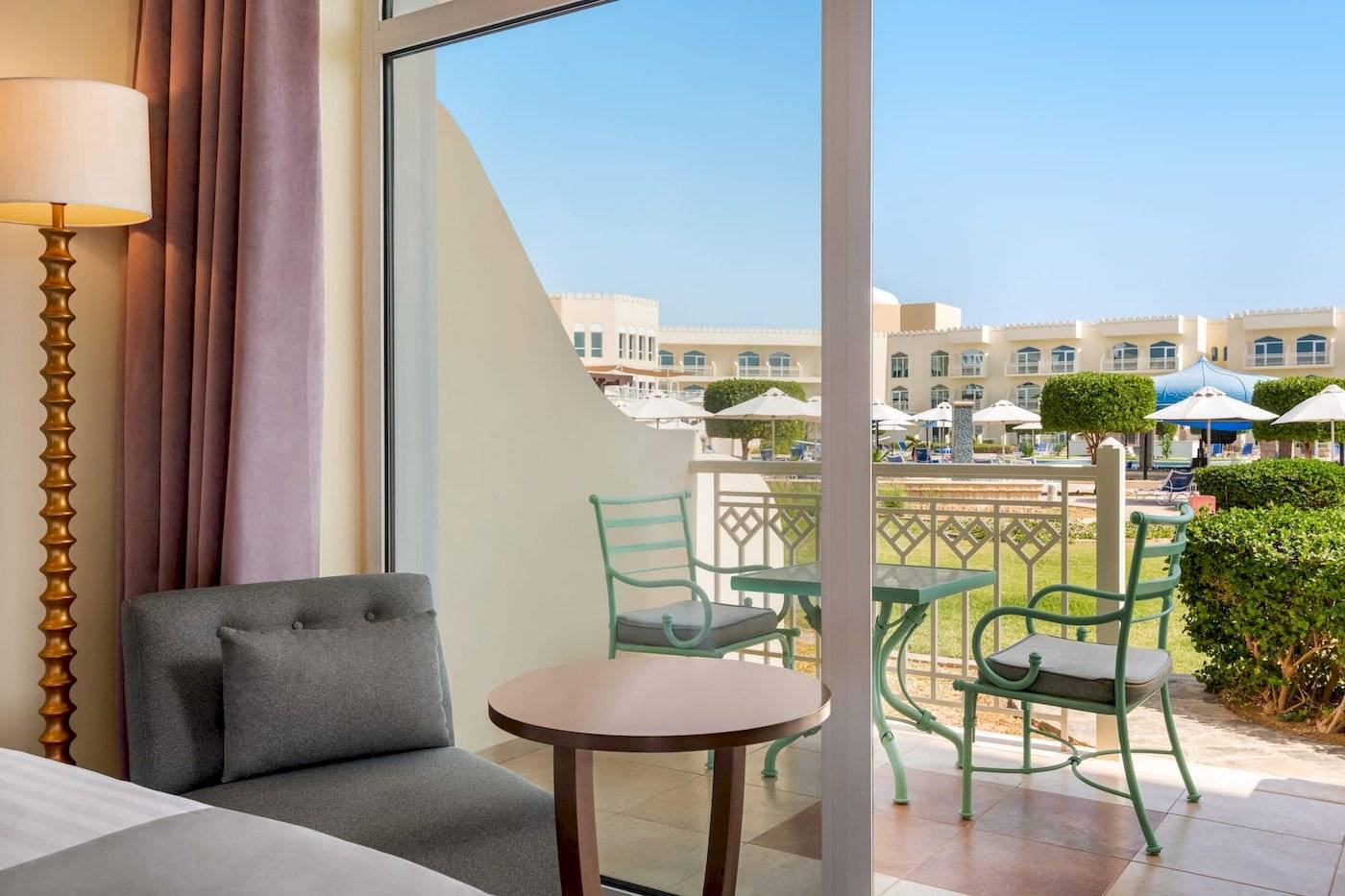 Ausblick aus dem Zimmer des Wyndham Garden Salalah Mirbat mit Balkonmöbeln und Meersicht