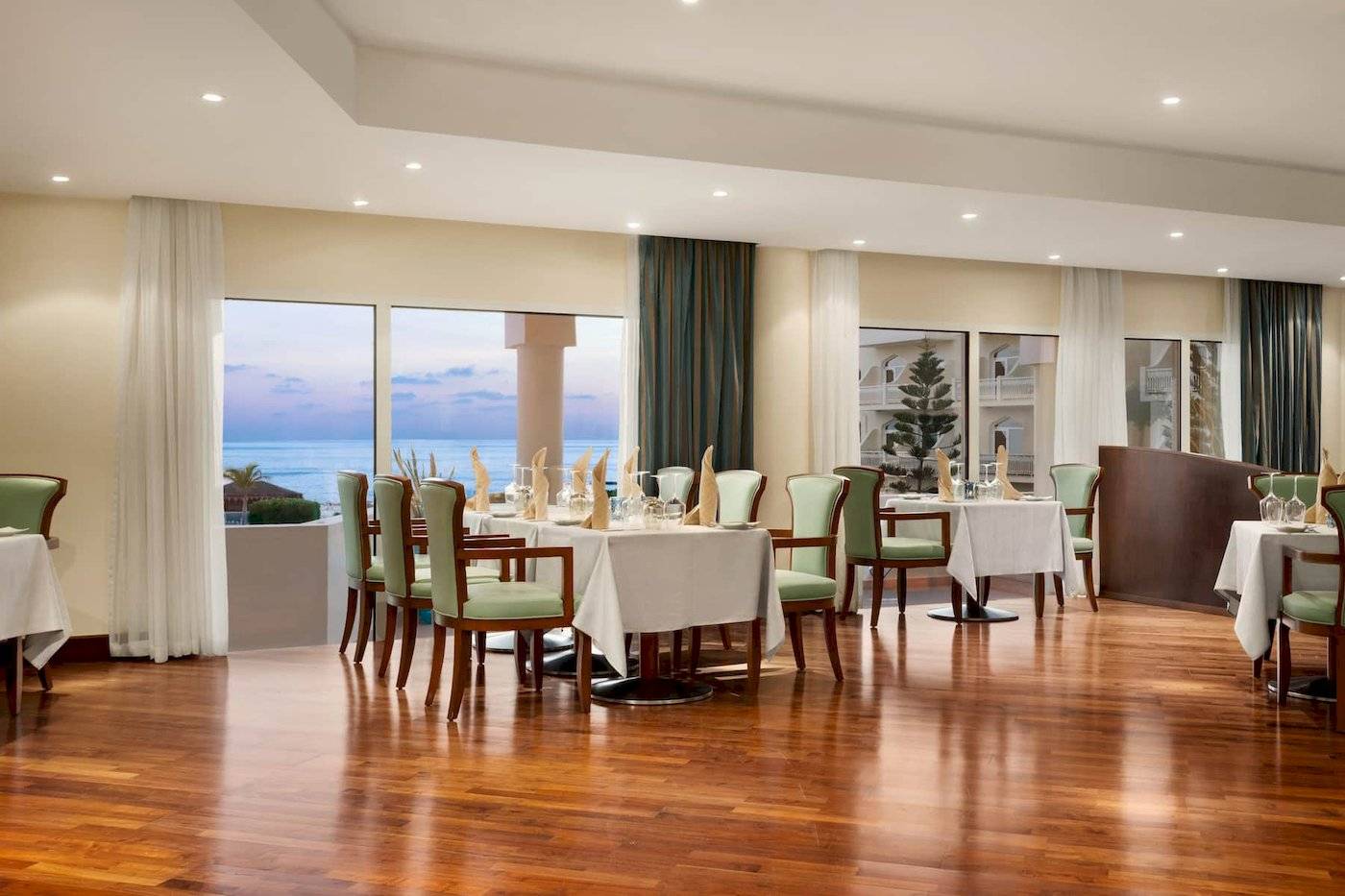 Restaurant im Wyndham Garden Salalah Mirbat Hotel mit Meerblick.