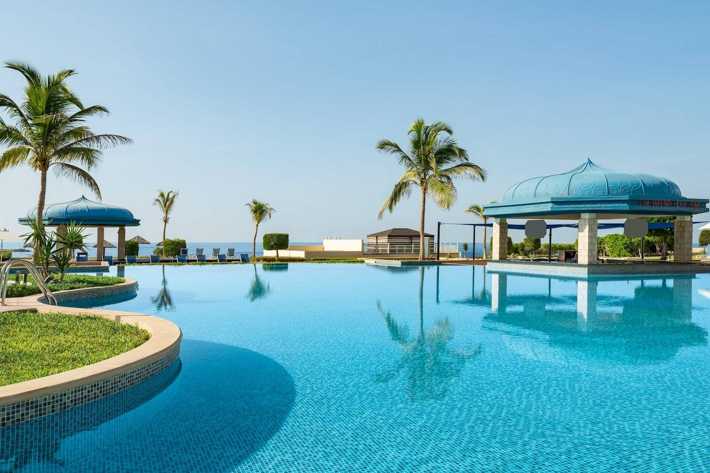 Außenpool des Wyndham Garden Salalah Mirbat Hotels mit Blick auf das Meer.