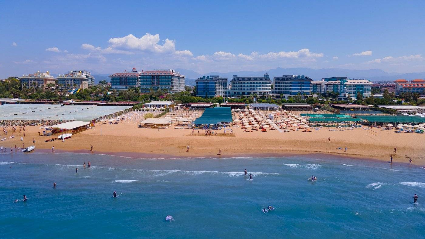 Außenansicht des Monachus Hotel & Spa mit Swimmingpool und Liegebereich.