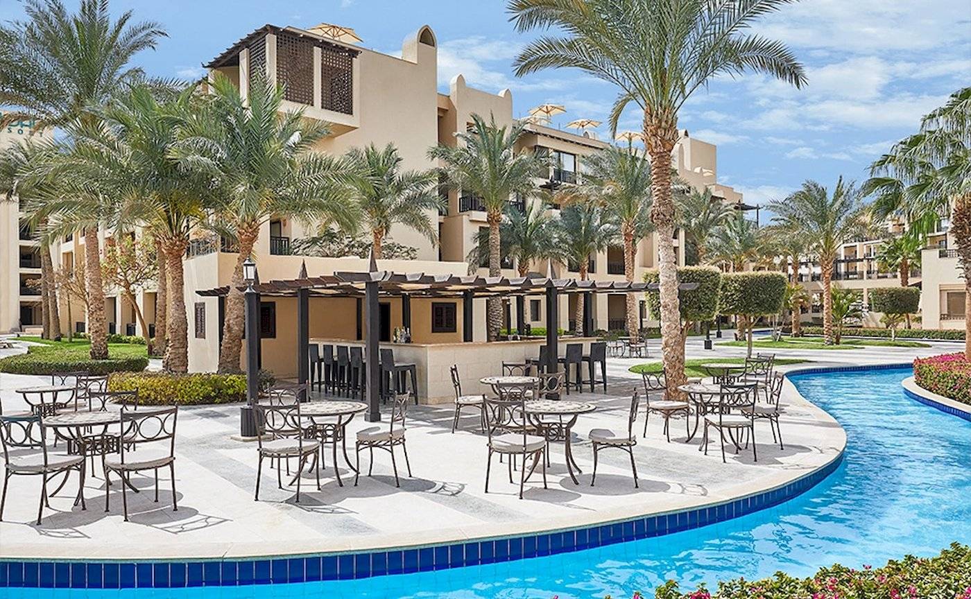 Außenbereich des Hotels Steigenberger Aqua Magic mit Pool und Terrassenmöbeln.