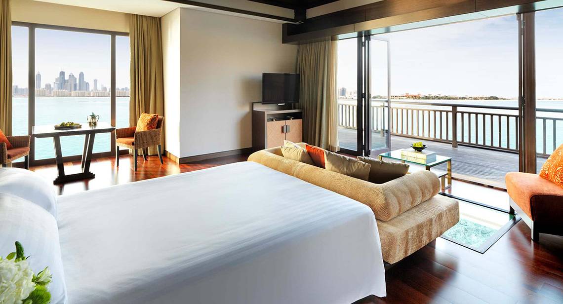 Innenansicht der Suite im Anantara The Palm Dubai Resort mit Blick auf das Meer und die Stadt.