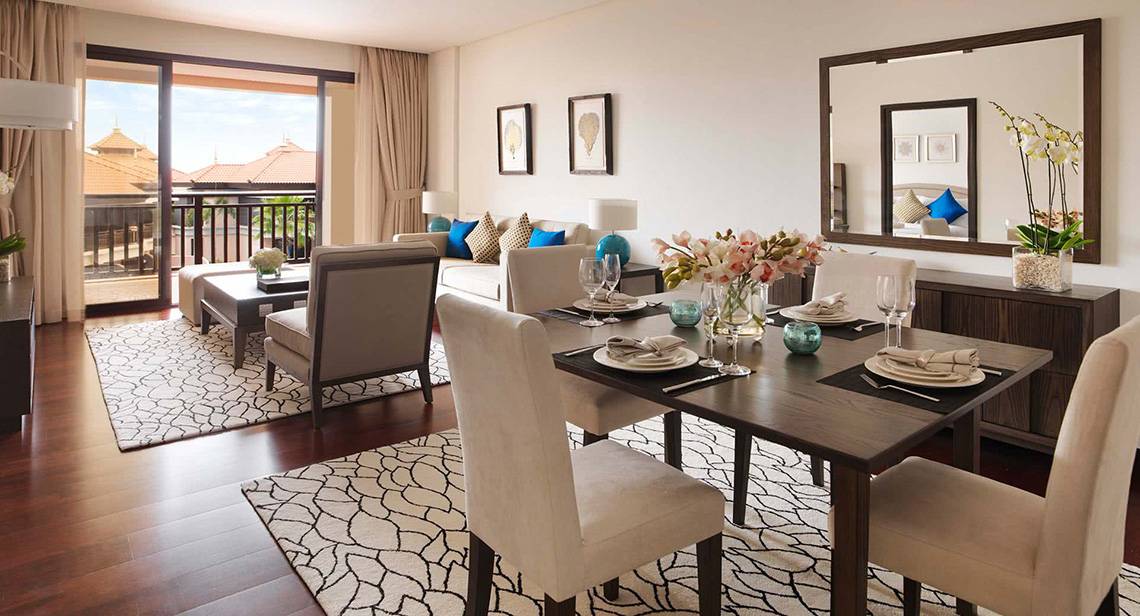 Wohnzimmer des Anantara The Palm Dubai Resorts mit Tisch, Sesseln und Sofa.